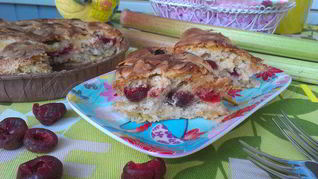 Шарлотка с ревенем, вяленой вишней и пряностями