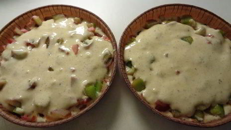 шарлотка с ревенем, вяленой вишней и пряностями