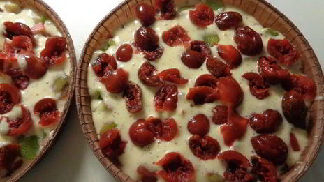 шарлотка с ревенем, вяленой вишней и пряностями