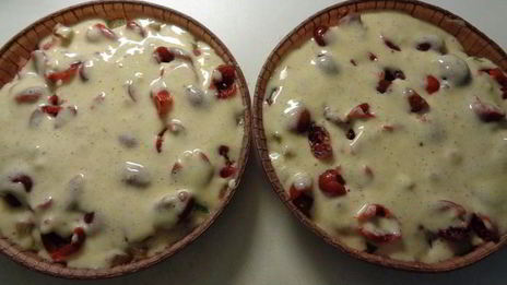 шарлотка с ревенем, вяленой вишней и пряностями