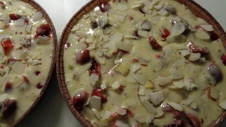 шарлотка с ревенем, вяленой вишней и пряностями