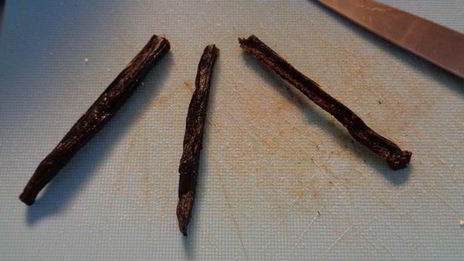 шарлотка с ревенем, вяленой вишней и пряностями