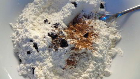 шарлотка с ревенем, вяленой вишней и пряностями