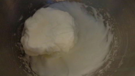 шарлотка с ревенем, вяленой вишней и пряностями