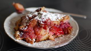 Шарлотка с ржаной мукой, яблоками и сливой