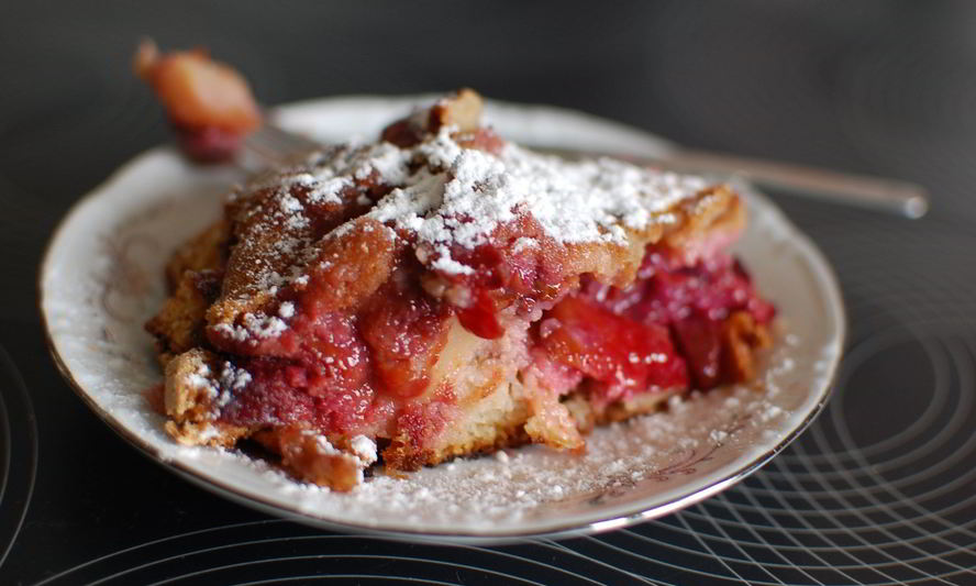 Рецепт шарлотка с ржаной мукой, яблоками и сливой