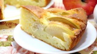 Шарлотка с творогом и яблоками