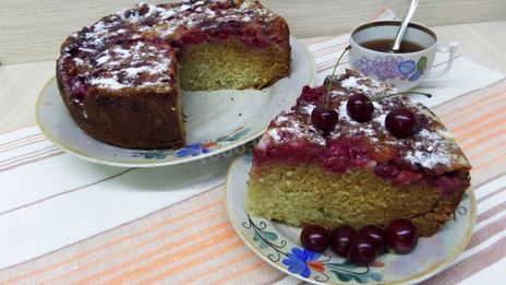 шарлотка с вишней и яблоками на простокваше