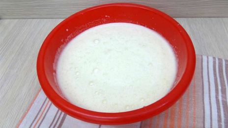 шарлотка с вишней и яблоками на простокваше