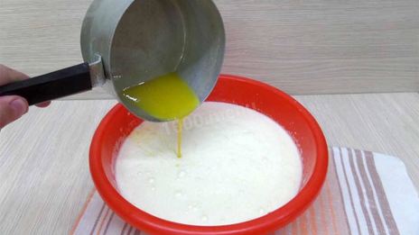 шарлотка с вишней и яблоками на простокваше