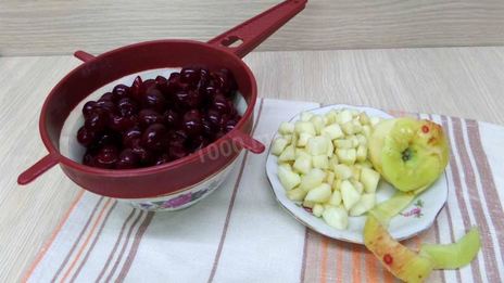 шарлотка с вишней и яблоками на простокваше