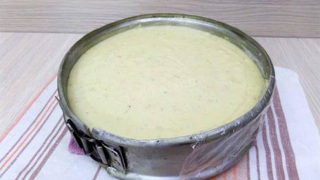 шарлотка с вишней и яблоками на простокваше