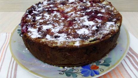 шарлотка с вишней и яблоками на простокваше