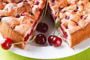 Шарлотка с вишней