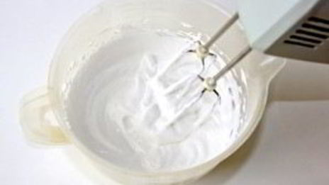 шарлотка с яблоками и безе