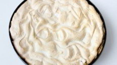 шарлотка с яблоками и безе