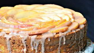 Шарлотка с яблоками и глазурью