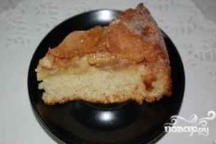 Шарлотка с яблоками и карамелью