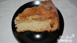 Шарлотка с яблоками и карамелью