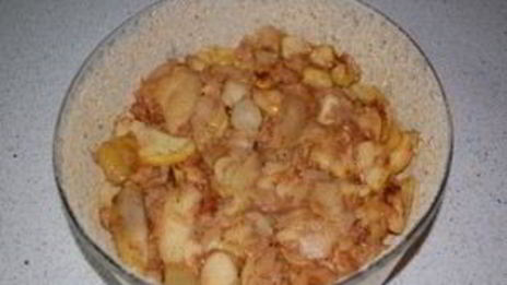 шарлотка с яблоками и карамелью