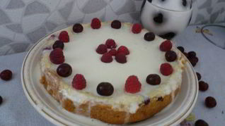 Шарлотка с яблоками и малиной