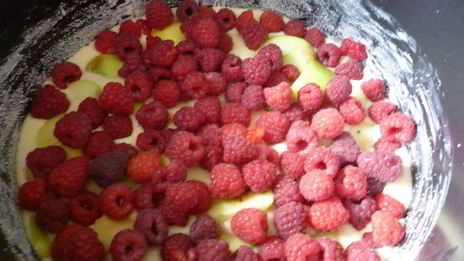 шарлотка с яблоками и малиной