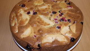 Шарлотка с яблоками и смородиной