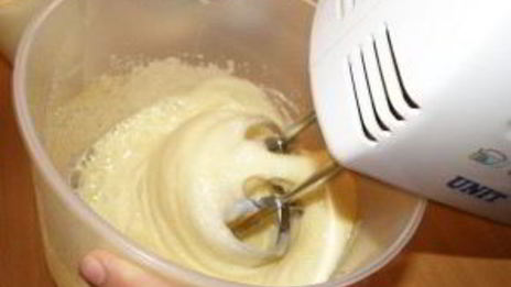 шарлотка с яблоками и смородиной