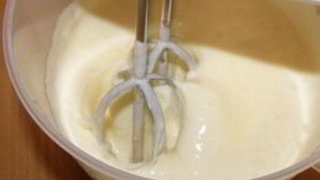 шарлотка с яблоками и смородиной