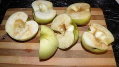 шарлотка с яблоками и смородиной