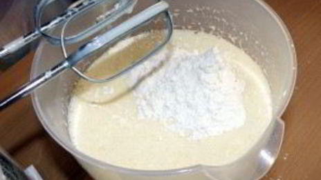 шарлотка с яблоками и смородиной