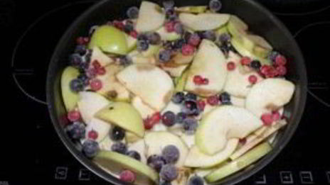 шарлотка с яблоками и смородиной