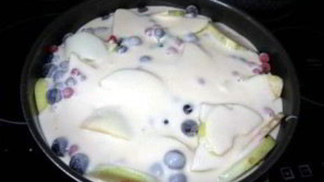 шарлотка с яблоками и смородиной