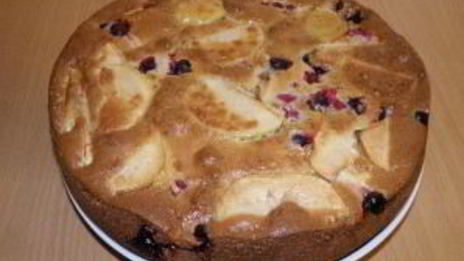 шарлотка с яблоками и смородиной