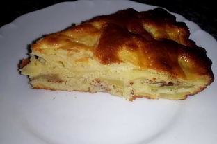 Шарлотка с яблоками на кефире