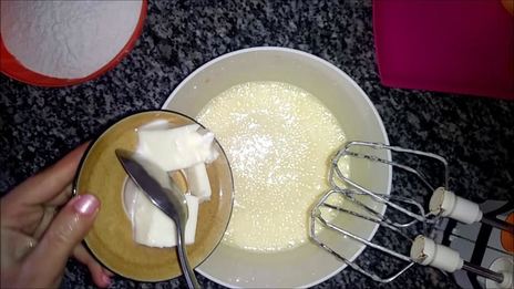 шарлотка с яблоками на кефире