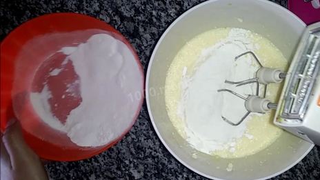 шарлотка с яблоками на кефире