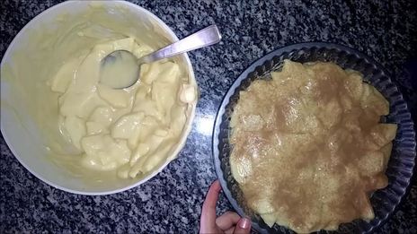 шарлотка с яблоками на кефире