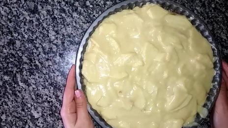 шарлотка с яблоками на кефире