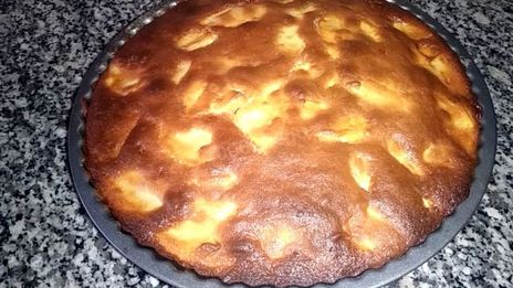 шарлотка с яблоками на кефире