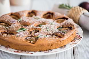 Шарлотка со сливами