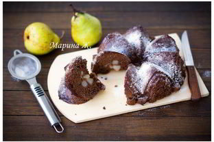 Шоколадная шарлотка с грушей и корицей