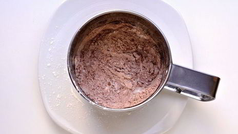 шоколадная шарлотка с грушей и корицей