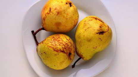 шоколадная шарлотка с грушей и корицей