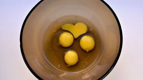 шоколадная шарлотка с грушей и корицей