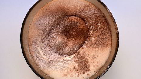 шоколадная шарлотка с грушей и корицей