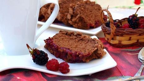 шоколадная шарлотка с ягодами