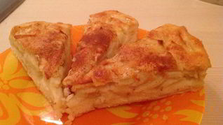 Воздушная шарлотка с корицей и яблоками