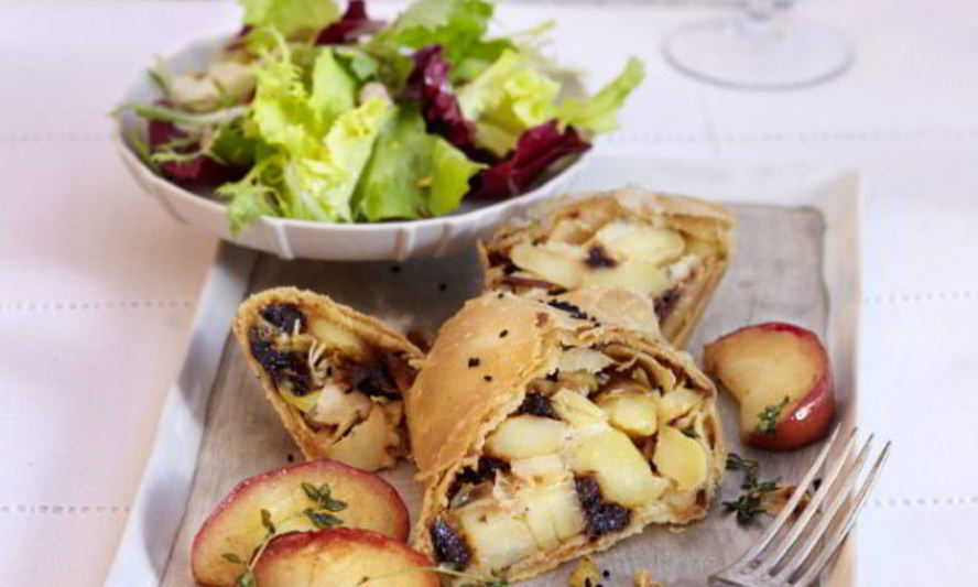 Рецепт мясной штрудель с яблоками