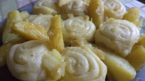 немецкий штрудель с картошечкой и луком